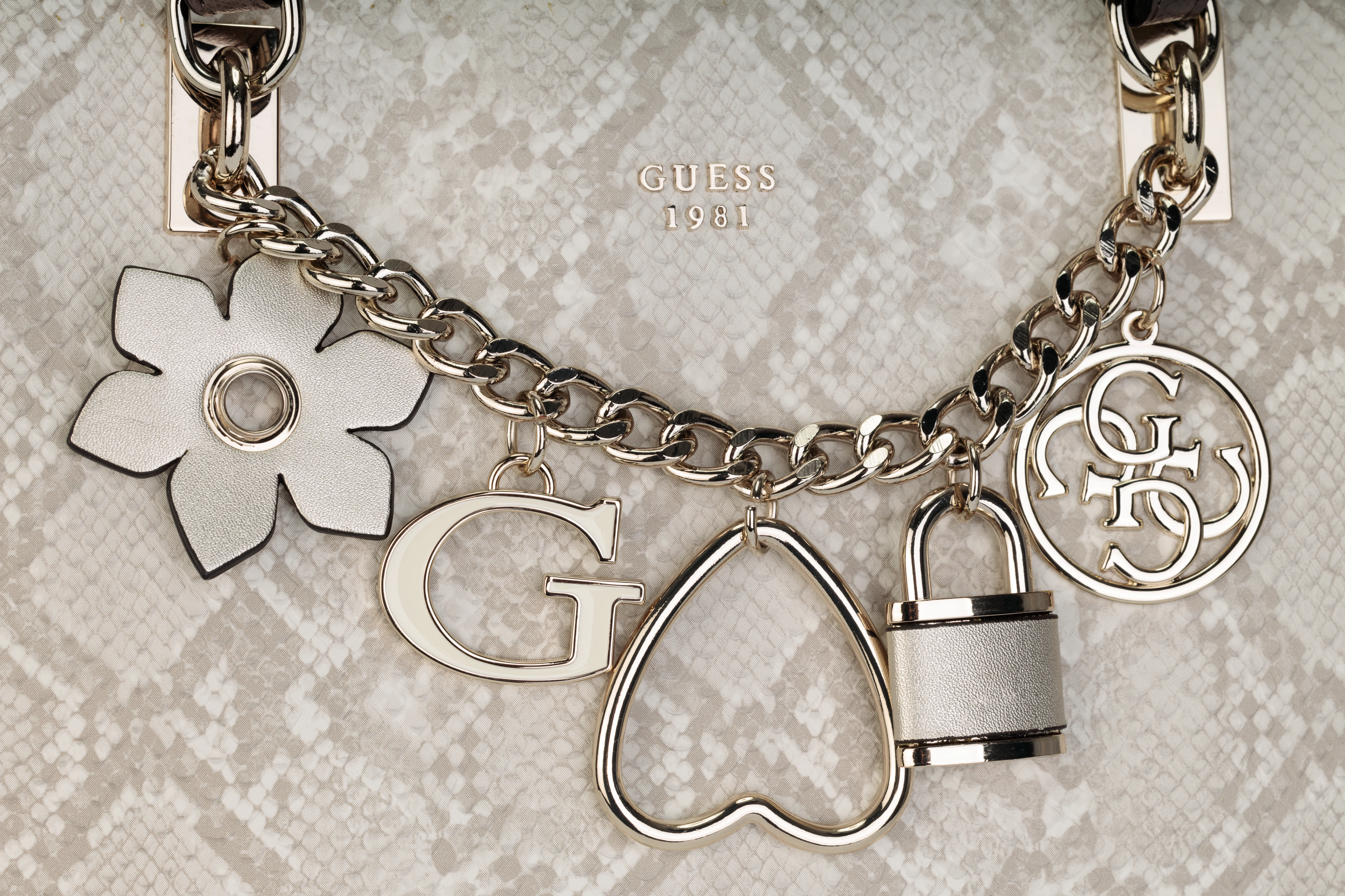 Wężowa shopperka Guess